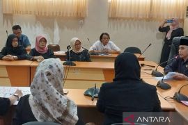 Aktivis perempuan dan anak NTB menolak peleburan DP3AP2KB ke Dinsos