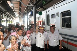 Ratusan perantau asal Jateng balik ke Jakarta dari Stasiun Semarang