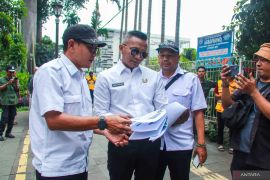 Pemkot Bogor lanjutkan aksi bersih-bersih reklame sekitar Kebun Raya