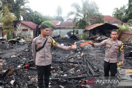49 unit pintu bangunan pondok lansia di pemondokan Hj. Aminah Sibuhuan Palas hangus terbakar