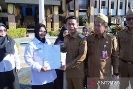 Wali Kota Banjarmasin serahkan ratusan SK PPPK