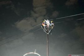 PLN pulihkan jaringan  listrik pasca-hujan badai di Palembang