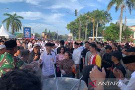 Dari masak rendang di Palembang, Willie Salim masak dan bagi-bagi makanan di Bengkulu