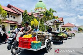 Pedagang demo ke Kantor Bupati Aceh Barat dan Disperindag sambil bawa dagangan