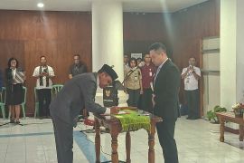 Wali Kota Kupang melantik Ignasius Repelita menjadi penjabat Sekda