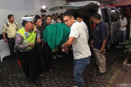 Warga antar jenazah Titiek Puspa hingga ke pemakaman