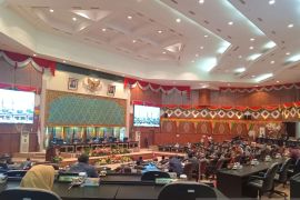 Pimpinan sidang tegur anggota DPRD Riau main HP saat paripurna