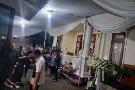 Suasana haru di rumah duka Titiek Puspa dipenuhi keluarga dan musisi