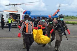 Satgas Damai Cartenz evakuasi dua jenazah pendulang korban KKB