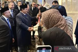 Prabowo salami puluhan mahasiswa Indonesia yang sambut kedatangan Presiden di Ankara