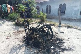 Sepedamotor terduga pelaku begal dibakar warga