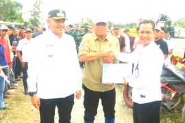 Pemprov Kalsel hibahkan dana Rp3,6 miliar kepada Pemkab Tanah Laut