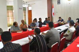 Bupati Mabar mengajak seluruh pihak hening sejenak dalam prosesi Paskah