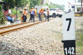 Perawatan jalur kereta api di Tulungagung