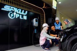 Keluarga Aldi Nikmati Perjalanan Mudik Nyaman dengan Kendaraan Listrik Berkat SPKLU PLN