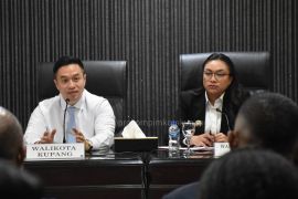 Pemkot Kupang menyiapkan 1.300 kontainer plastik untuk atasi sampah