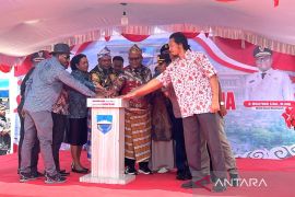 Bupati Manokwari luncurkan program 100 hari kerja di Kampung Nelayan Borobudur