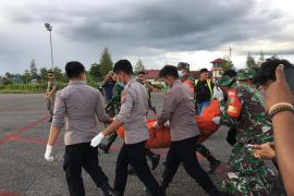 Polisi evakuasi dua Jenazah korban KKB di Yahukimo