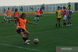 Pesepak bola putri Indonesia jalani latihan