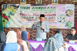 Sudin Nakertransgi Jaksel beri bantuan oven bagi peserta pelatihan kue