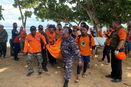 SAR Gabungan evakuasi tiga jenazah hanyut di Pantai Balekambang