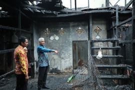 Wakil Bupati HSU serahkan bantuan bagi korban kebakaran