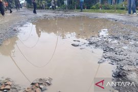 Bupati Lampung Selatan ikut mancing lele di jalan rusak dukung aksi warga
