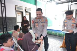 Polres Situbondo bagikan makanan bergizi kepada siswa SLB