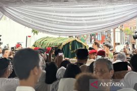 Warga memadati lokasi pemakaman jenazah Titiek Puspa