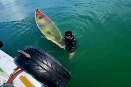 Prajurit Lantamal VI Makassar selamatkan nelayan saat kapalnya bocor