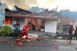 Kantor lurah di Pariaman dilahap api pada Kamis sore