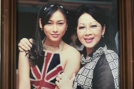 Titiek Puspa meninggal, kenangan Inul Daratista banjir air mata.