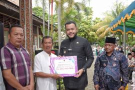 Pemko Padang salurkan dana operasional triwulan I untuk tiga kecamatan