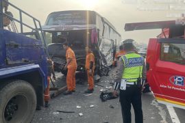 Satu tewas dalam kecelakaan bus tabrak mobil pembawa rokok ilegal