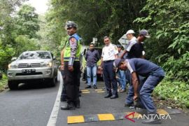 Dishub Sumut pasang pembatas  jalan usai satu mobil terjun ke jurang