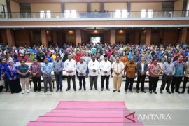 Gubernur Kambu: Pendidikan gratis sasar sekolah negeri-swasta