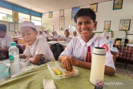 2.272 porsi program MBG tahap awal bagi enam sekolah di HST pada Senin