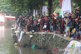 Bupati Bogor tebar 1 ton ikan saat mancing bareng warga