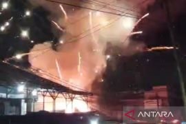 Toko mainan berisi petasan di Leuwiliang Bogor terbakar diduga dari korsleting