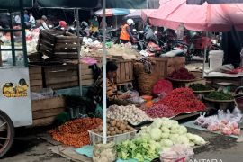 Harga bawang  merah di Baturaja Sumsel melonjak usai Lebaran 2025