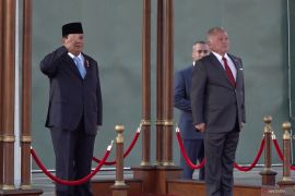Presiden Prabowo tiba di Yordania dikawal dua pesawat tempur dan disambut Raja