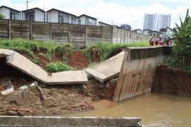 Pergerakan tanah, jalan alternatif di Tangerang amblas 30 meter
