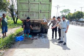 Pemotor tewas usai tabrak truk parkir di Rimbo Panjang