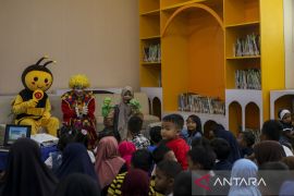 Dongeng dan membuat kerajinan untuk anak-anak di Perpusda Banten