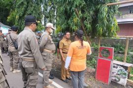 Satpol PP Ponorogo tertibkan alat peraga PKL di pinggir jalan