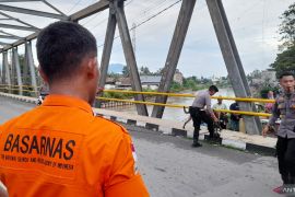 Tim SAR Gorontalo cari warga yang diduga tercebur di Sungai Bulango