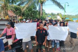 Kades diduga langgar etika, warga Bandar Jaya Mukomuko desak mundur