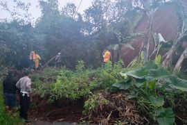 Longsor Pangalengan: Petugas gabungan evakuasi longsor yang tutupi jalan penghubung
