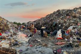 Governor helps overcome Banjarmasin's waste emergency