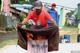 Pelatihan pemadaman kebakaran di kawasan padat penduduk